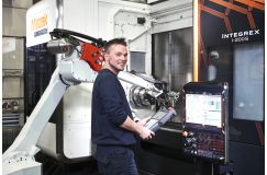 Cutting mechanic Christian Rotheut working at the new lathe and turning machine.